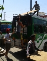 Nakladani na autobusaku v Rishikeshi 3