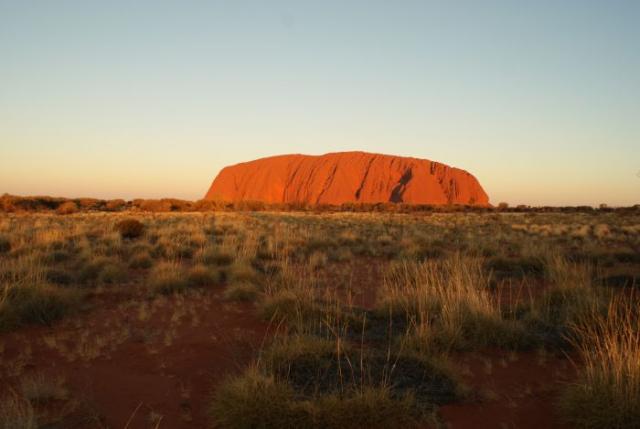 Ayres Rock / Uluru v zapadajícím slunci 3 - Centrální Austrálie