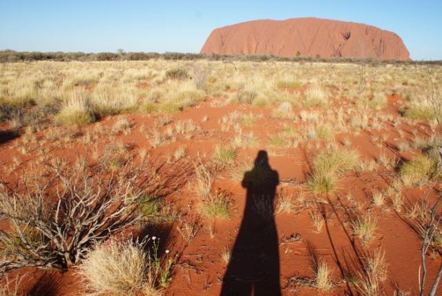 Osamocený dlouhý stín před posvátným Uluru - Centrální Austrálie