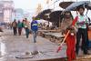 Potulný Samana prochází po ghátu - Indie - Posvatne mesto Varanasi
