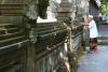 Dědula u chrámu - Indonésie- Bali