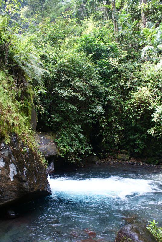 Říčka pod vodopády - Indonésie- Lombok