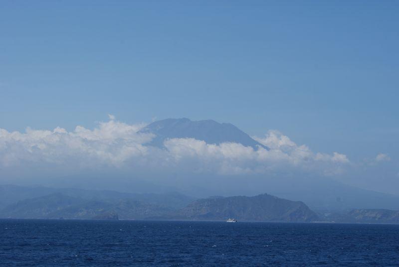 Sopka na severovýchodě Bali- pohled z lodi cestou na Lombok - Indonésie- Lombok