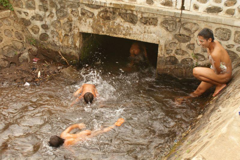 Večerní koupel - Indonésie- Lombok