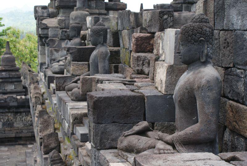 Jeden z Buddhů, Borobudur - Indonésie- Yogyakarta