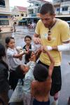 Toby rozdává lentilky na hranici - Kambodža- Phnompenh a okolí