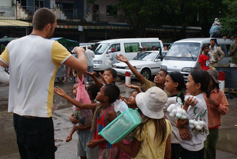 Toby rozdává lentilky na hranici II - Kambodža- Phnompenh a okolí