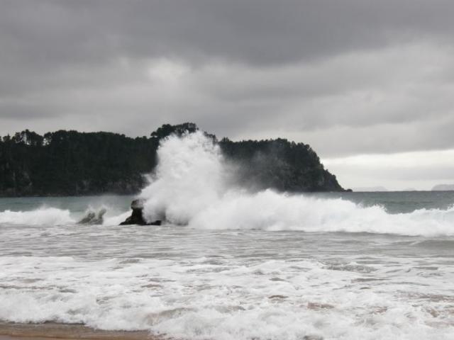 Příboj na Hot springs beach - Nový Zéland